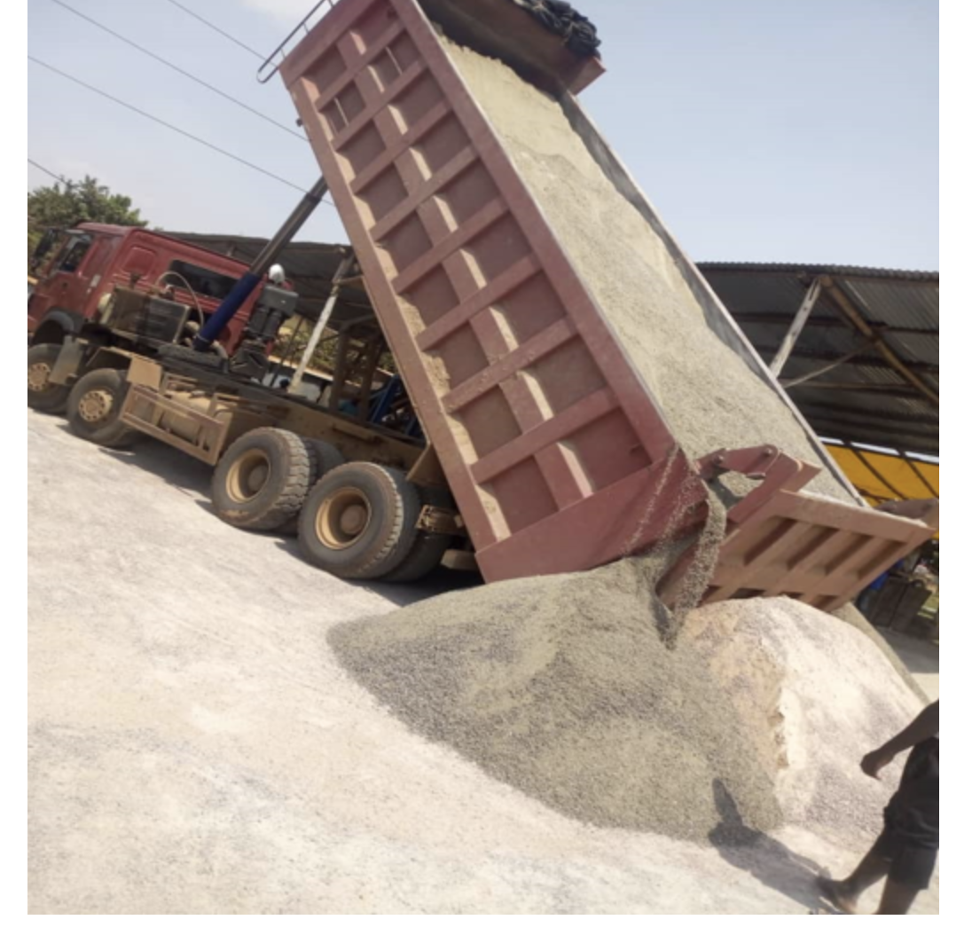 Gremasu truck delivering construction materials